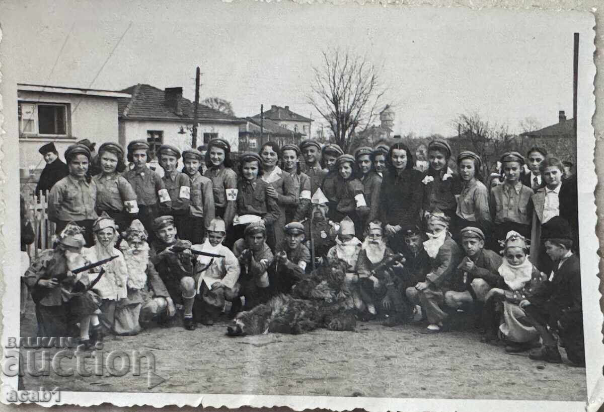 Σχολείο παιδιών με στολές Μαύρου Σταυρού