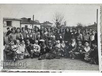 Σχολείο παιδιών με στολές Μαύρου Σταυρού