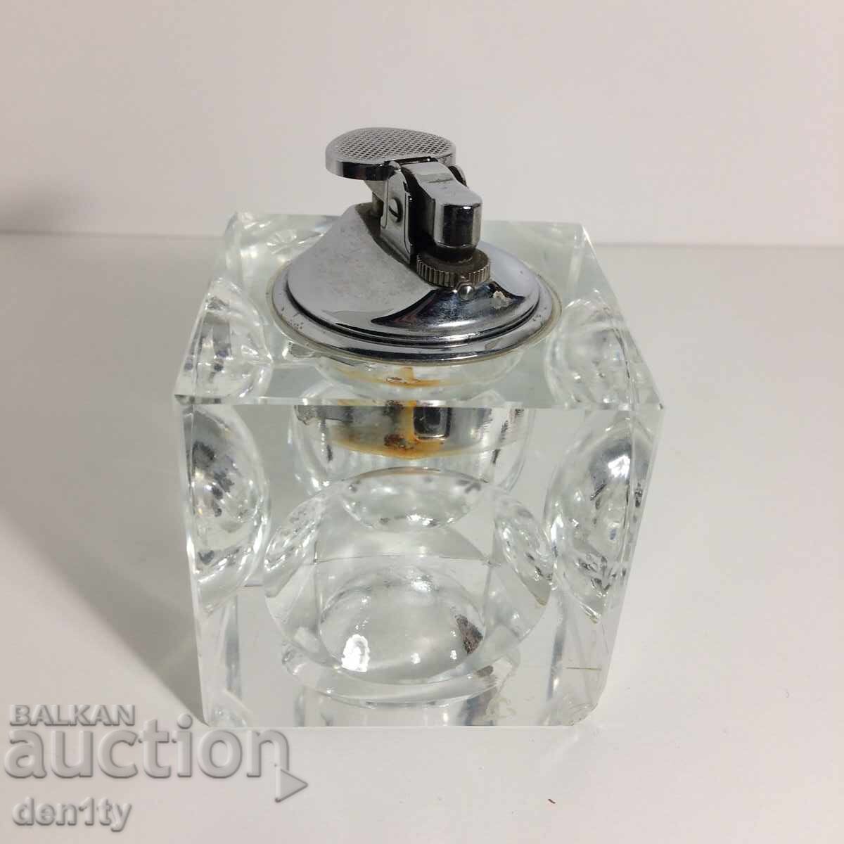 Επιτραπέζιος αναπτήρας, τριμμένο κρύσταλλο μπιναλίτ Επιτραπέζιος αναπτήρας, τριμμένο κρύσταλλο μπιναλίτ