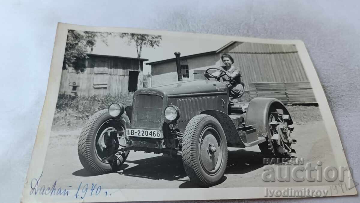 Φωτογραφία Νέας Γυναίκας και Ρετρό Τρακτέρ 1940