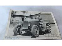 Φωτογραφία Νέας Γυναίκας και Ρετρό Τρακτέρ 1940