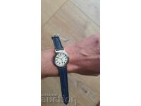 Corum. Кварцов часовник с календар от неръждаема стомана