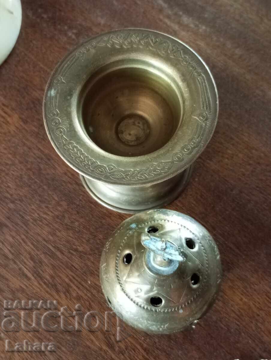 Αρχαίο μπρούτζινο κηροπήγιο με τιμή € 7.50 | 14.67 BGN Αρχαίο μπρούτζινο κηροπήγιο με τιμή € 7.50 | 14.67 BGN