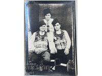 Alfați bărbați în costume populare (nosii)