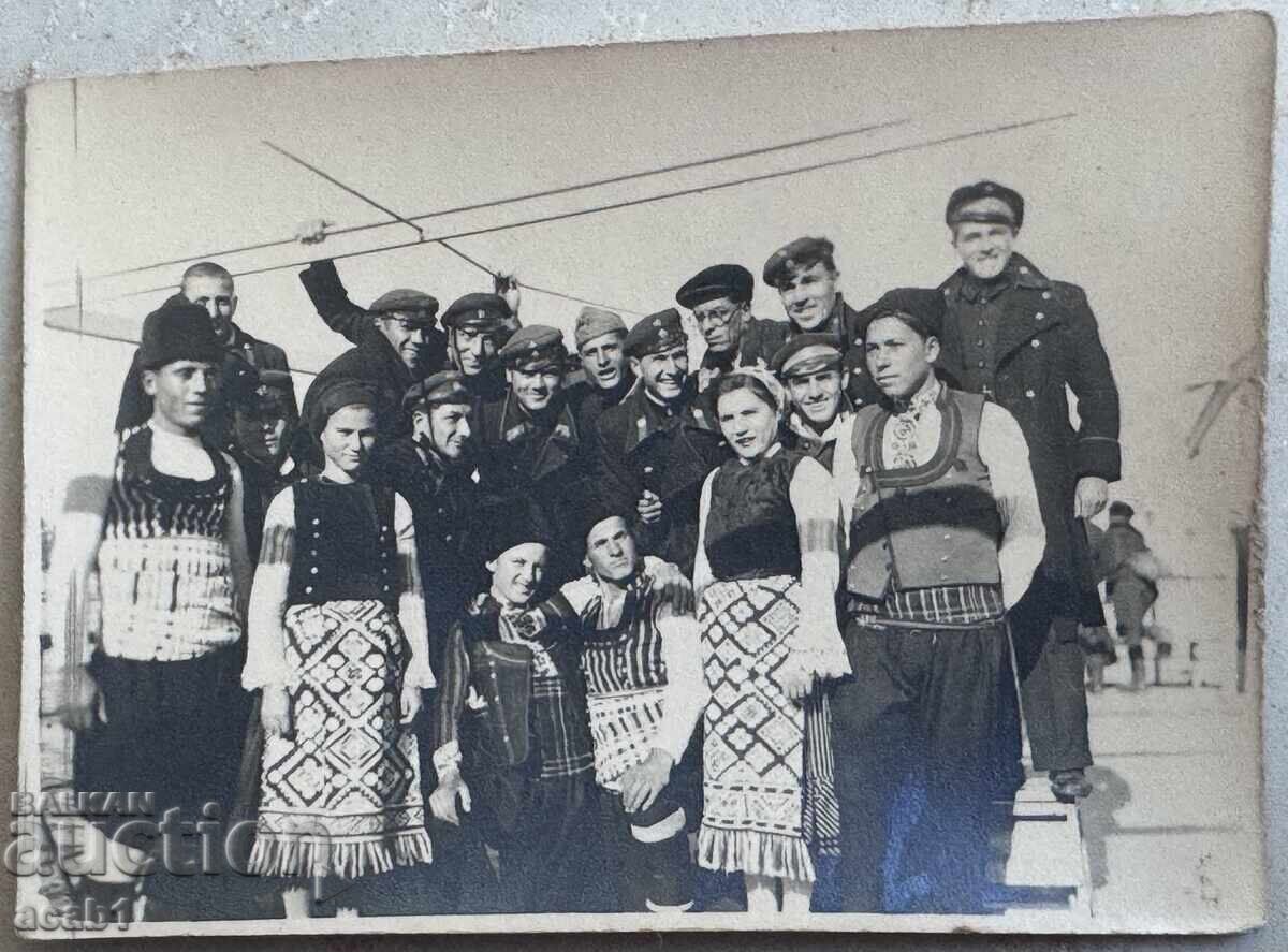 Αλφατάρ Άνδρες Γυναίκες σε παραδοσιακές φορεσιές