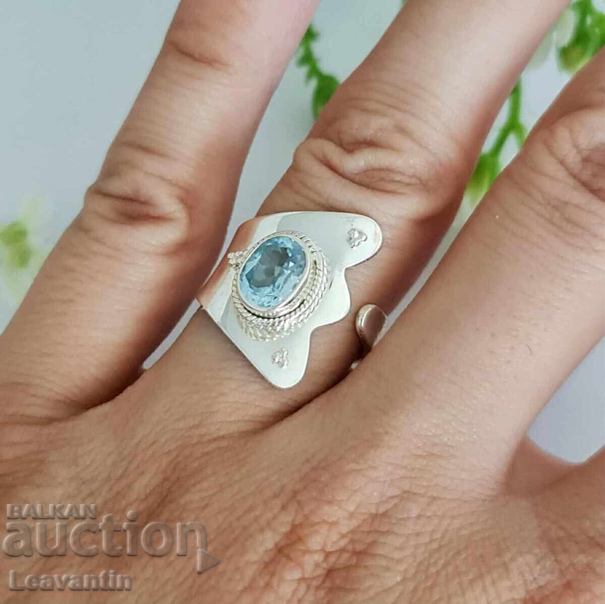 Inel de argint cu Topaz albastru cu preț 96.00 BGN | € 49.08