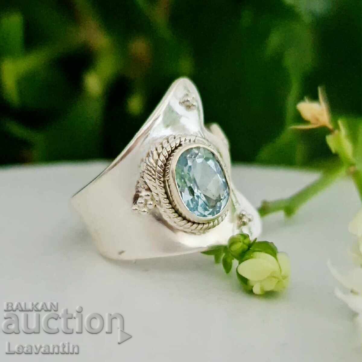 Licitație Inel de argint cu Topaz albastru