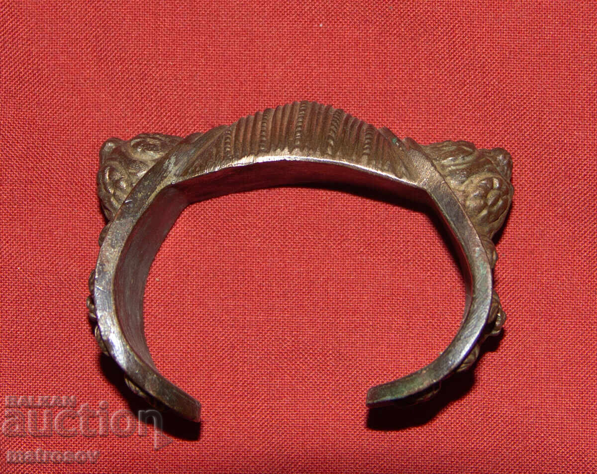 Παράδοση Παλαιό παραδοσιακό χάλκινο βραχιόλι κόσμημα σφενδόνα