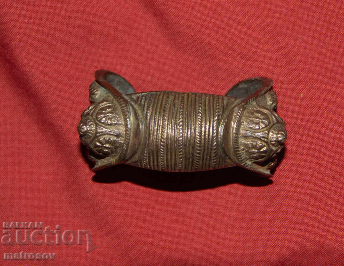 Παλαιό παραδοσιακό χάλκινο βραχιόλι κόσμημα σφενδόνα