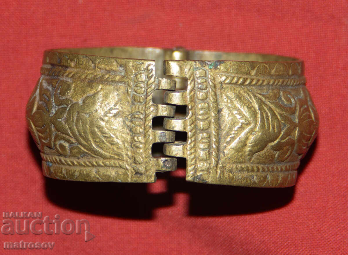 Παλαιό παραδοσιακό χάλκινο βραχιόλι κόσμημα με τιμή 200.00 BGN | € 102.26