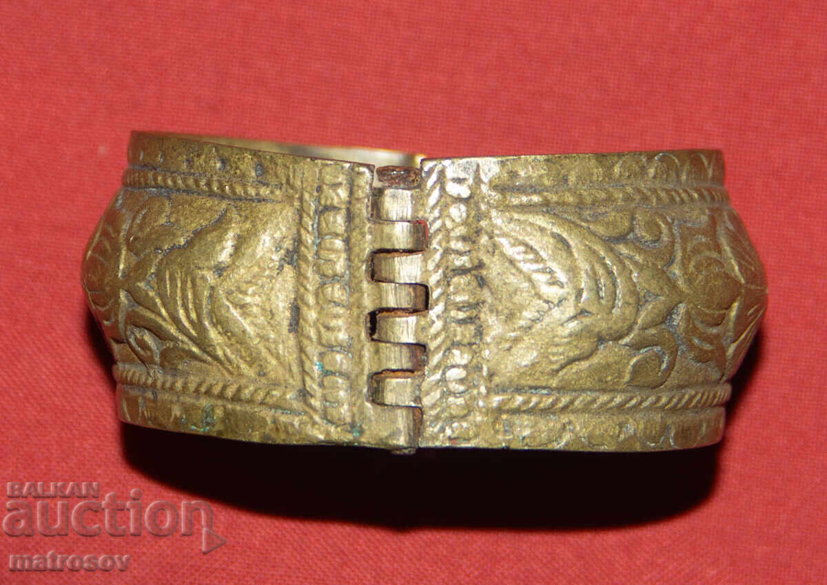 Παράδοση Παλαιό παραδοσιακό χάλκινο βραχιόλι κόσμημα