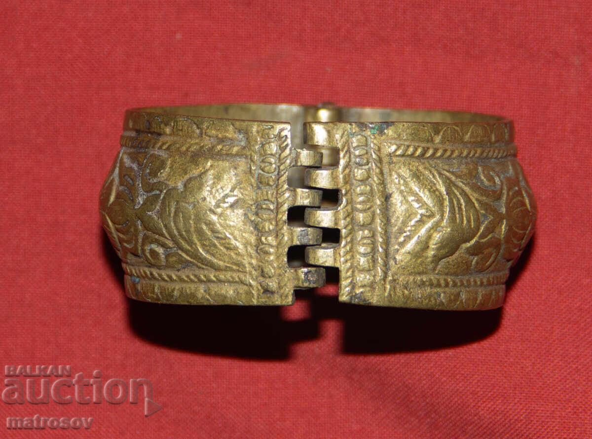 Παλαιό παραδοσιακό χάλκινο βραχιόλι κόσμημα