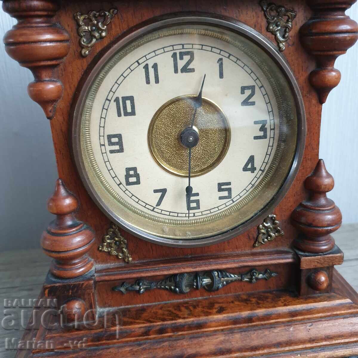 Παλιό επιτραπέζιο ρολόι με φανάρι με τιμή 240.00 BGN | € 122.71