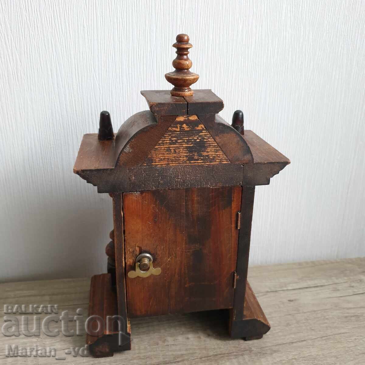 Παράδοση Παλιό επιτραπέζιο ρολόι με φανάρι