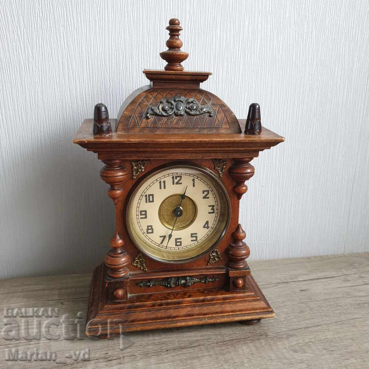 Παλιό επιτραπέζιο ρολόι με φανάρι