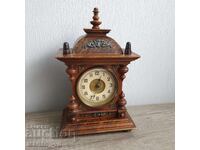 Παλιό επιτραπέζιο ρολόι με φανάρι