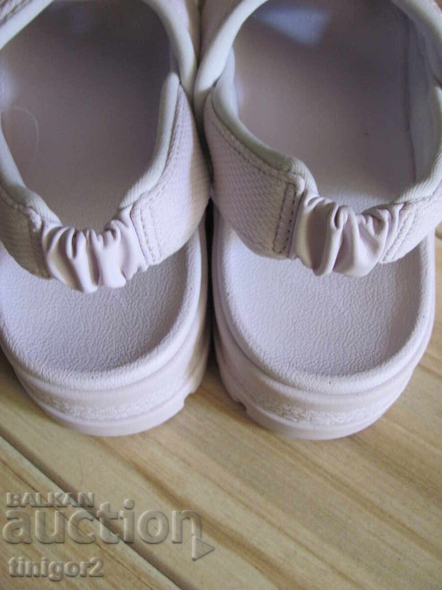 New with tag women's sandals PUMA Size 42 - 6 New with tag women's sandals PUMA Size 42 - 6