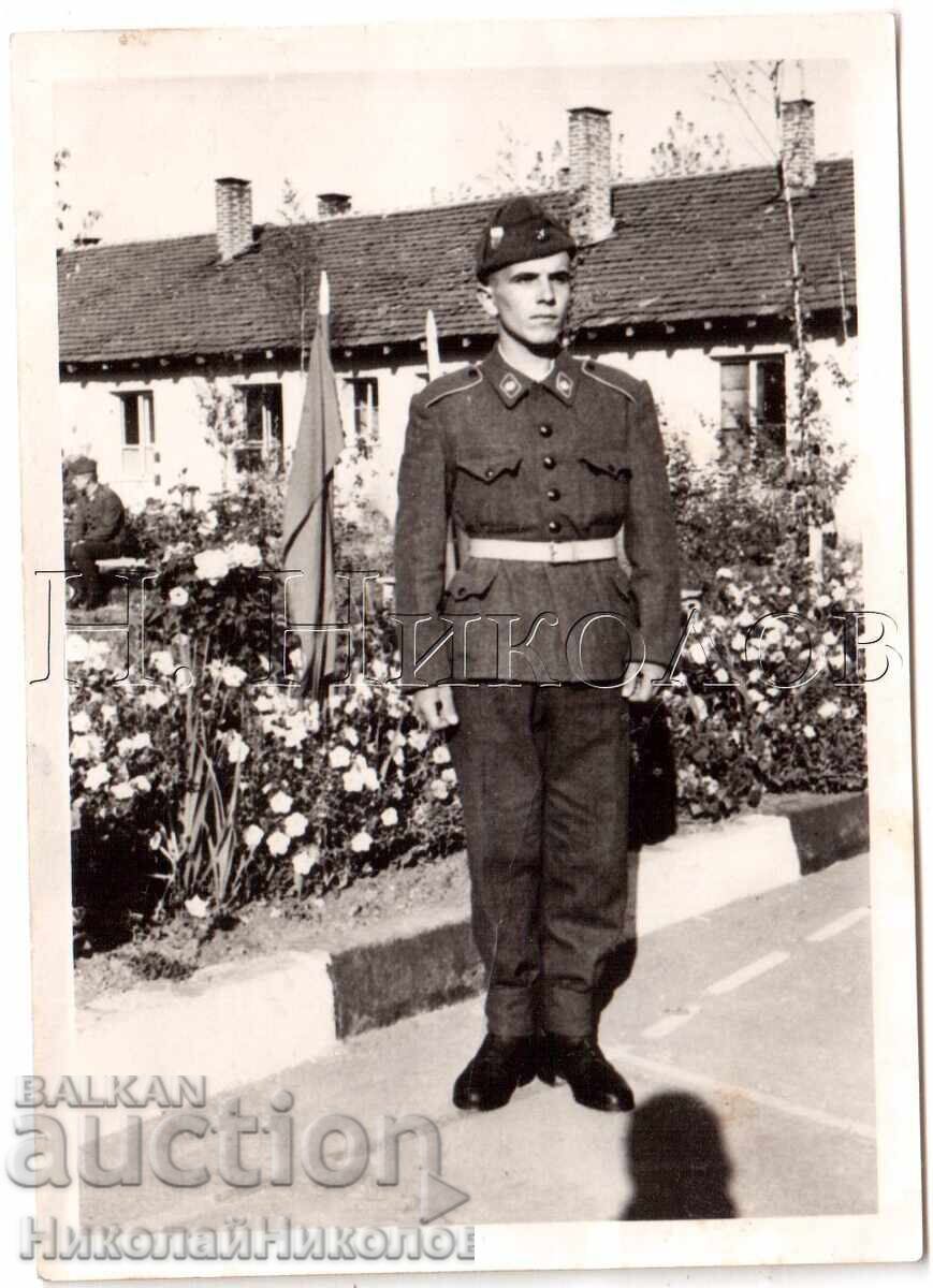 СТАРА СНИМКА ВОЙНИК НОВОБРАНЕЦ ПРЕД ЗНАМЕТО Е458 СТАРА СНИМКА ВОЙНИК НОВОБРАНЕЦ ПРЕД ЗНАМЕТО Е458