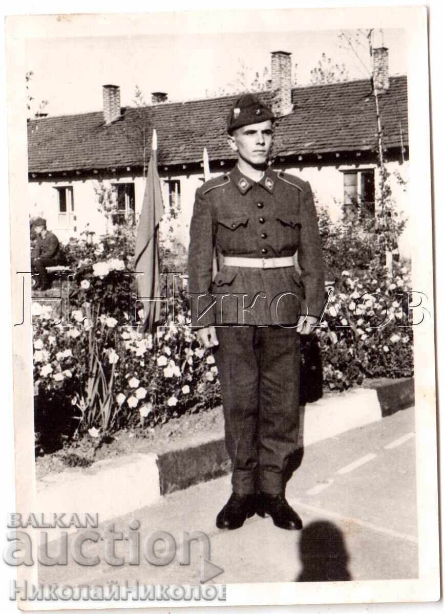 СТАРА СНИМКА ВОЙНИК НОВОБРАНЕЦ ПРЕД ЗНАМЕТО Е458