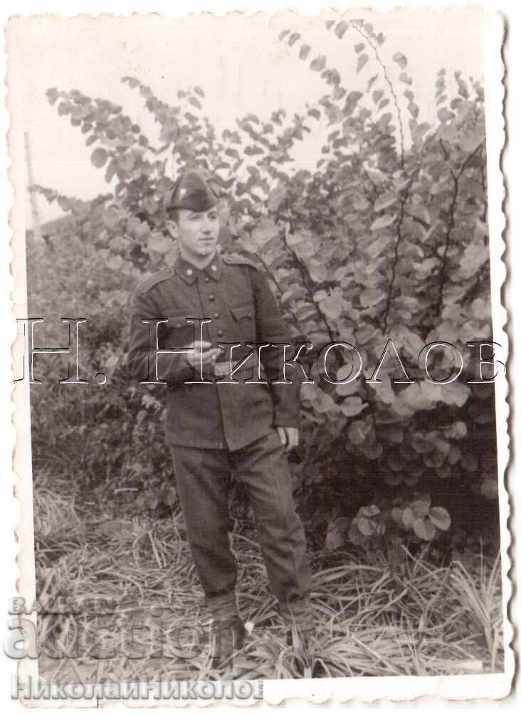 1966 FOTOGRAFIE MICĂ VECHE SOLDAT FUMÂND ȚIGARĂ E460