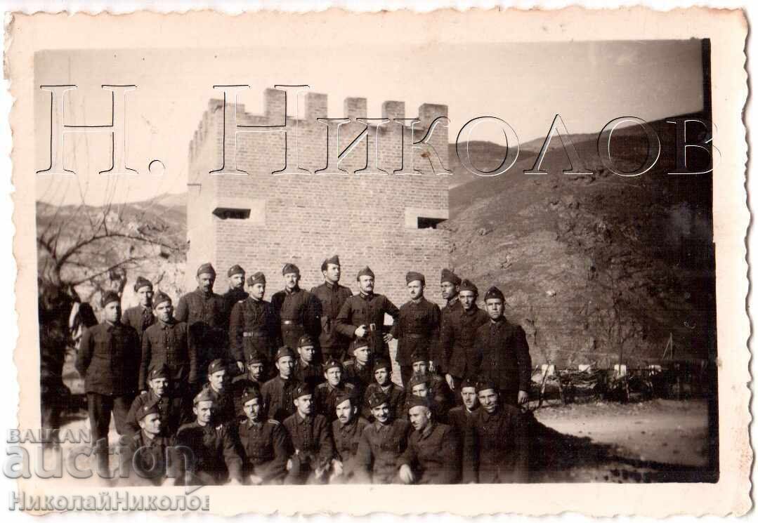1944 FOTOGRAFIE MICĂ VECHE MACEDONIA VELES BUNKER MILITAR E461 1944 FOTOGRAFIE MICĂ VECHE MACEDONIA VELES BUNKER MILITAR E461