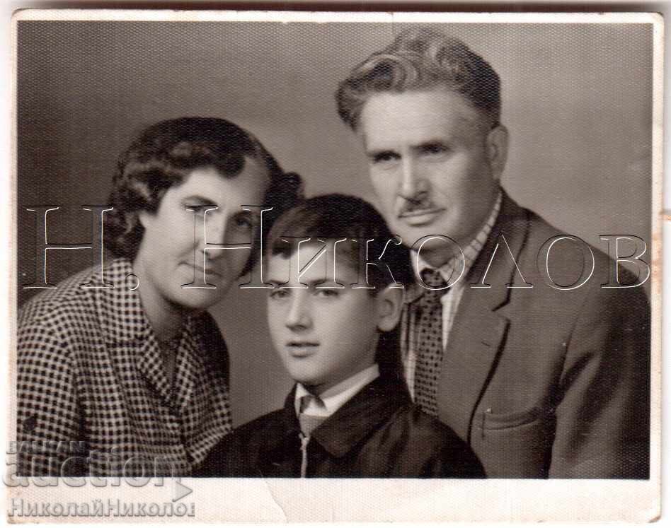 SMALL PHOTO PLEVEN MAXIM BACHVAROV WITH HIS FAMILY E463