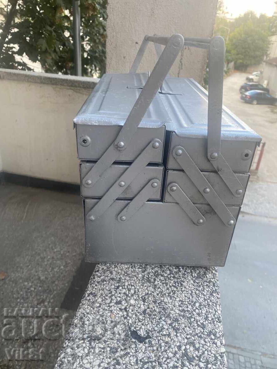 Auction Metal accordion-style tool box with 5 compartments and k Auction Metal accordion-style tool box with 5 compartments and k