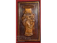 Plachetă de cupru, basorelief, vază cu chip feminin