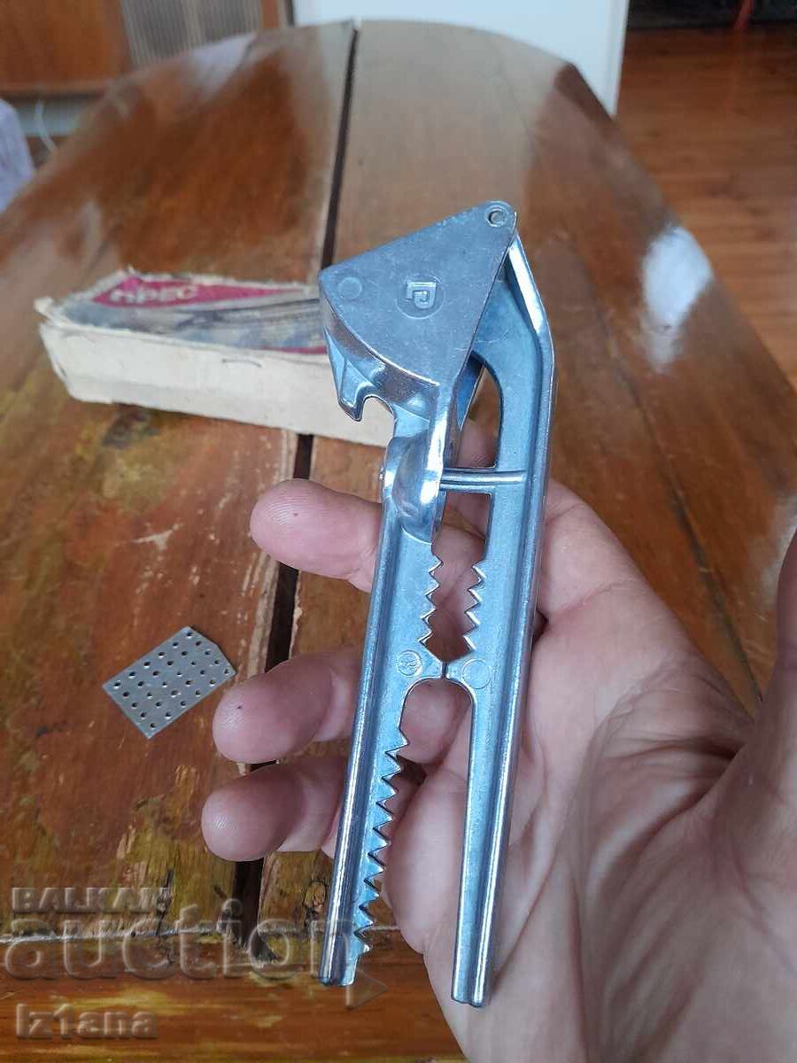 Delivery of Old aluminum garlic press