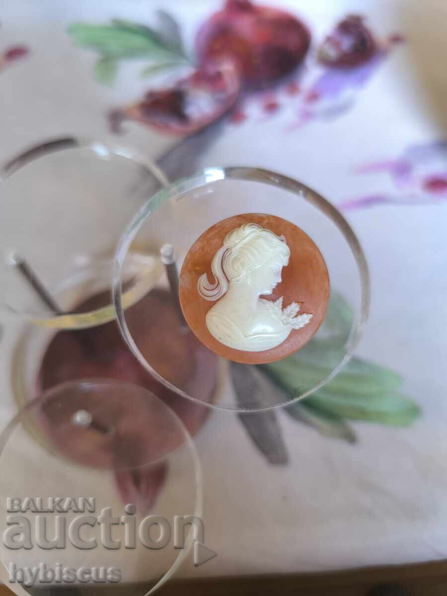 Стара вносна брошка камея