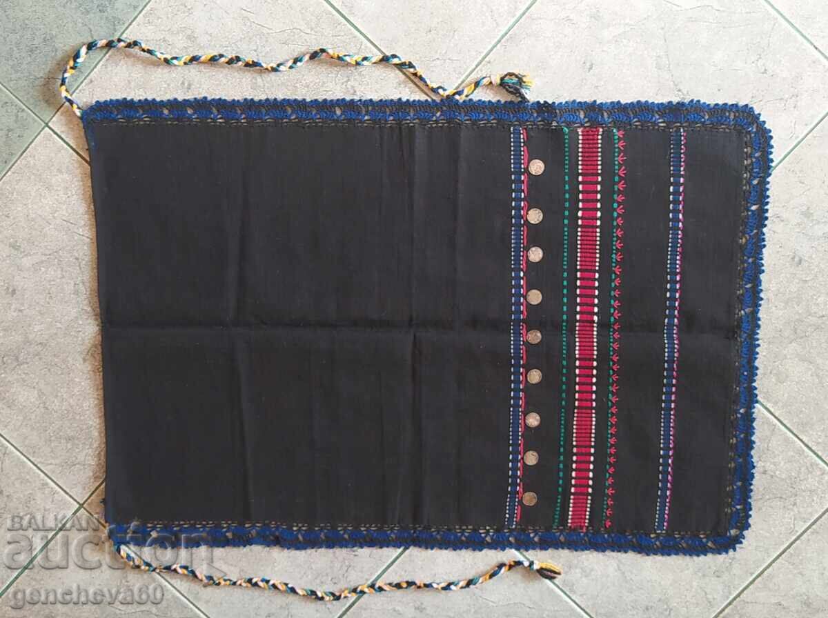 Licitație Șorț autentic și eșarfă de mătase Licitație Șorț autentic și eșarfă de mătase