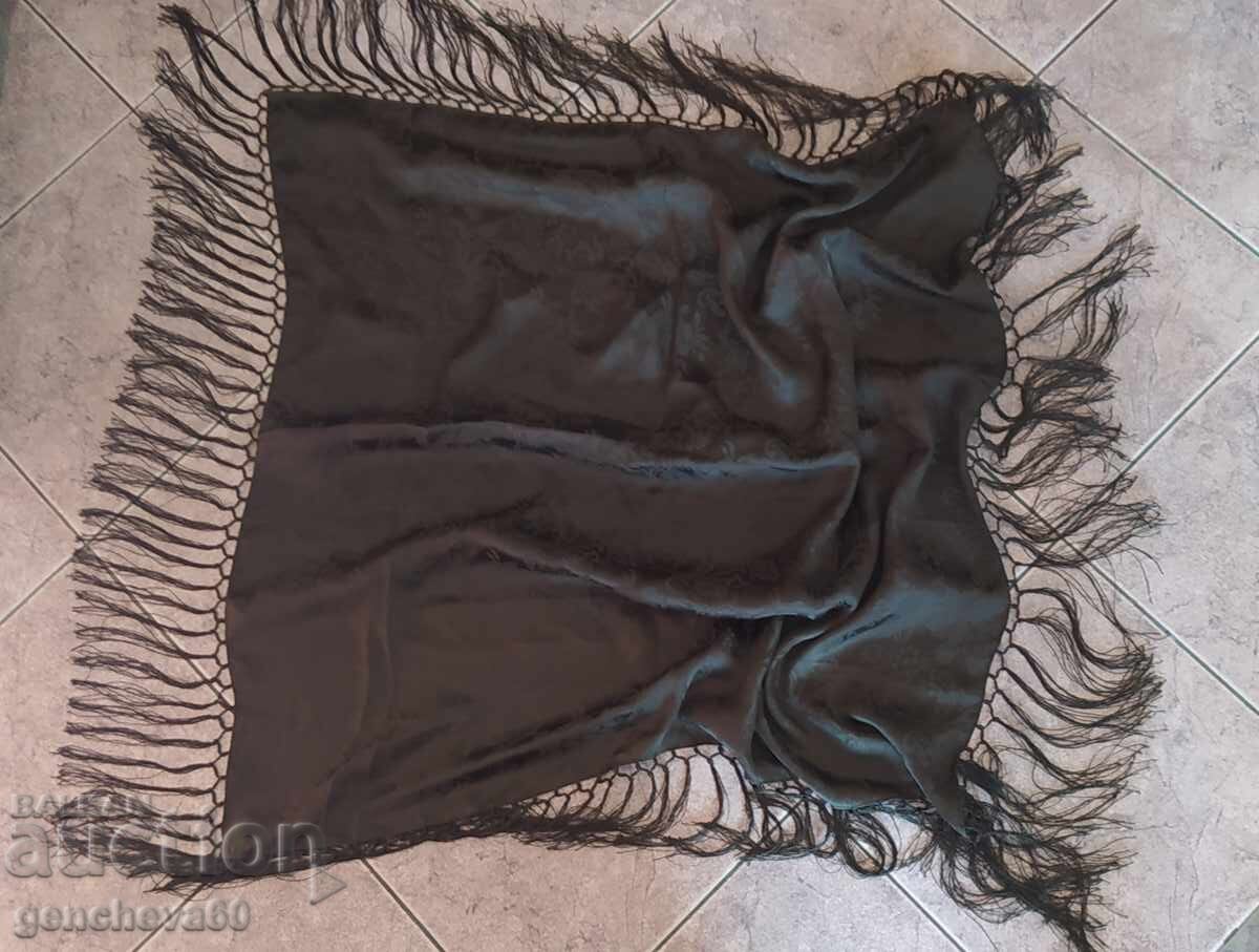 Livrarea Șorț autentic și eșarfă de mătase Livrarea Șorț autentic și eșarfă de mătase