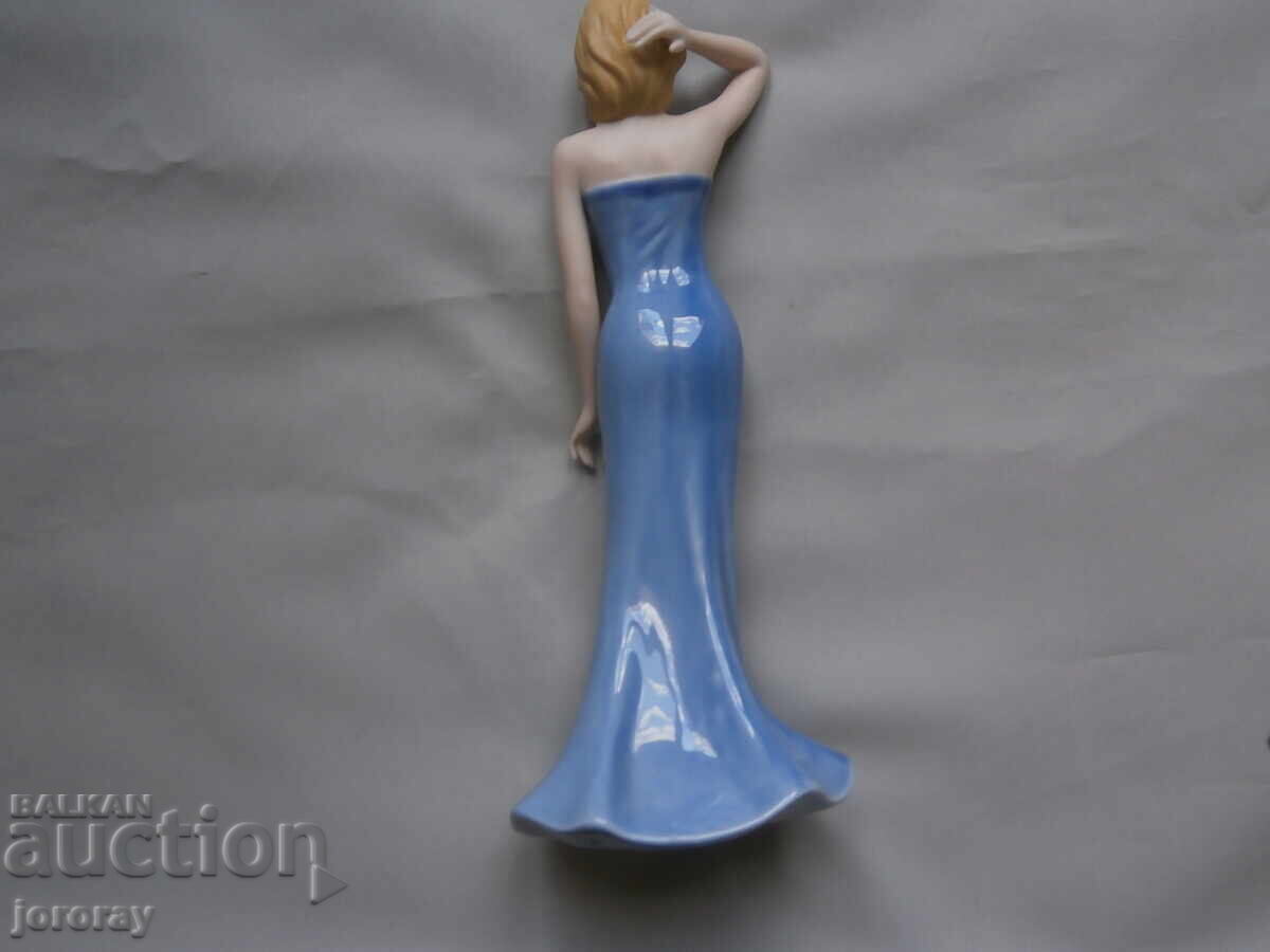 Porcelain figure, 26cm with price 30.00 BGN | € 15.34 Porcelain figure, 26cm with price 30.00 BGN | € 15.34