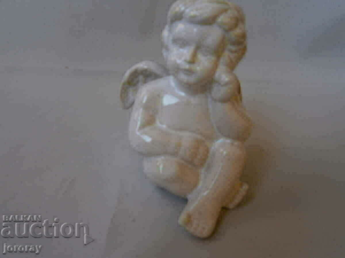 Porcelain figure Porcelain figure