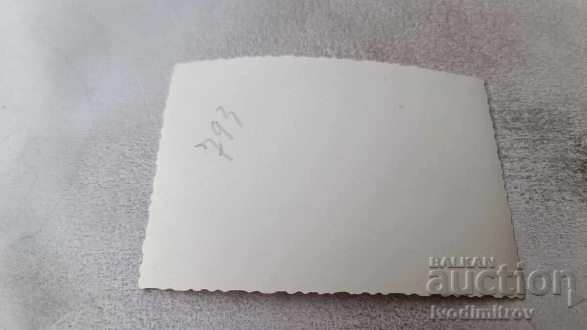 Φωτογραφία Ρούσε Άνδρας σε χειμερινό ένδυμα με ρετρό ελαφρύ αυτοκίνητο. Βαρσοβία με τιμή 3.85 BGN | € 1.97 Φωτογραφία Ρούσε Άνδρας σε χειμερινό ένδυμα με ρετρό ελαφρύ αυτοκίνητο. Βαρσοβία με τιμή 3.85 BGN | € 1.97