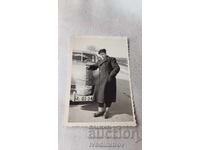 Φωτογραφία Ρούσε Άνδρας σε χειμερινό ένδυμα με ρετρό ελαφρύ αυτοκίνητο. Βαρσοβία