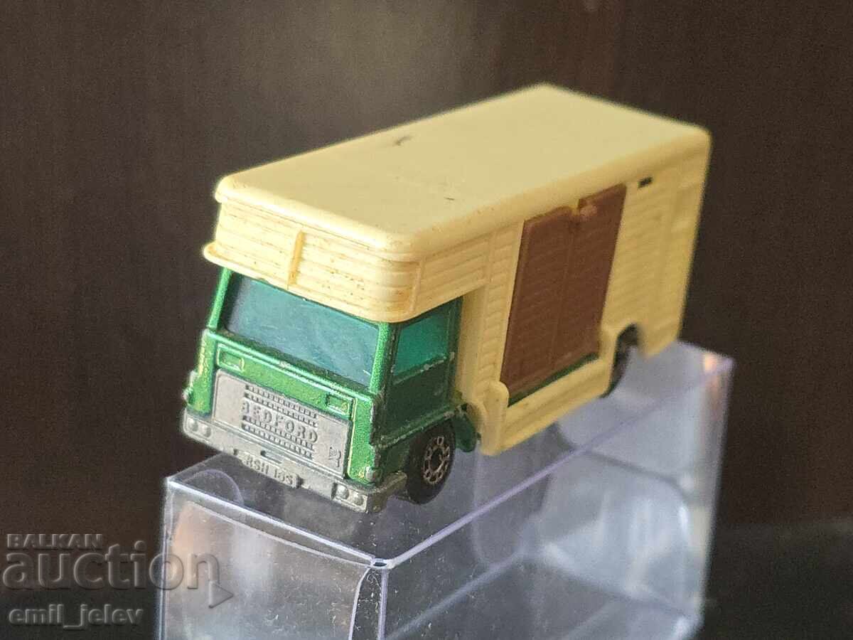 Delivery of LESNEY MATCHBOX - 40C Horse Box 1977-1982