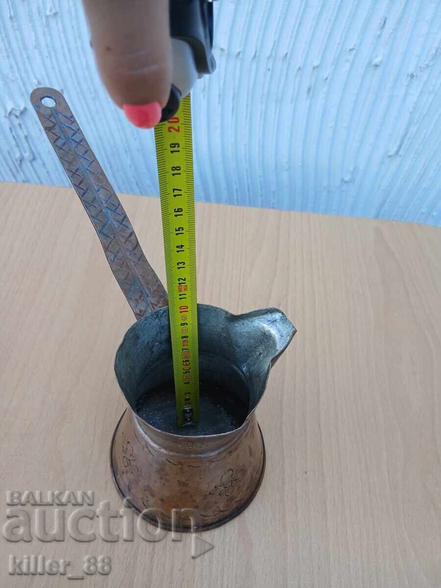 Παλιό χάλκινο μπρίκι με χαρακτικά με τιμή 35.00 BGN | € 17.90