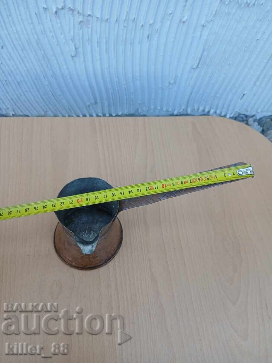 Παράδοση Παλιό χάλκινο μπρίκι με χαρακτικά