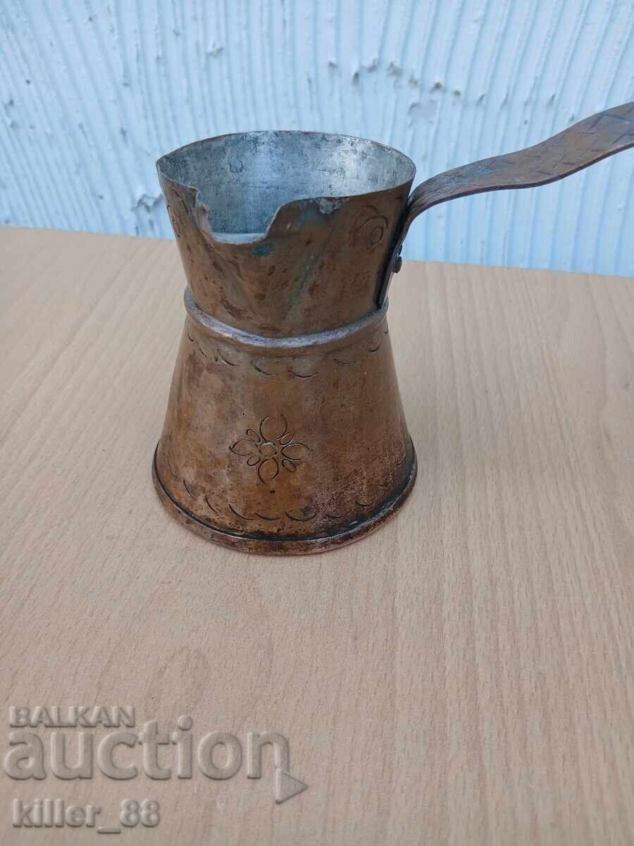 Παλιό χάλκινο μπρίκι με χαρακτικά