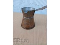 Παλιό χάλκινο μπρίκι με χαρακτικά