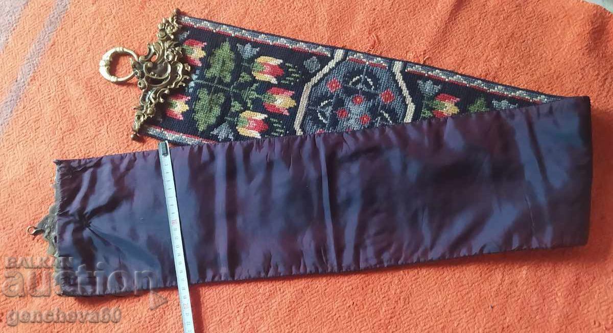 Δημοπρασία Αντίκα κεντημένο, μακρύ γοβελίνι τοίχου με ορειχάλκινα χερούλια Δημοπρασία Αντίκα κεντημένο, μακρύ γοβελίνι τοίχου με ορειχάλκινα χερούλια