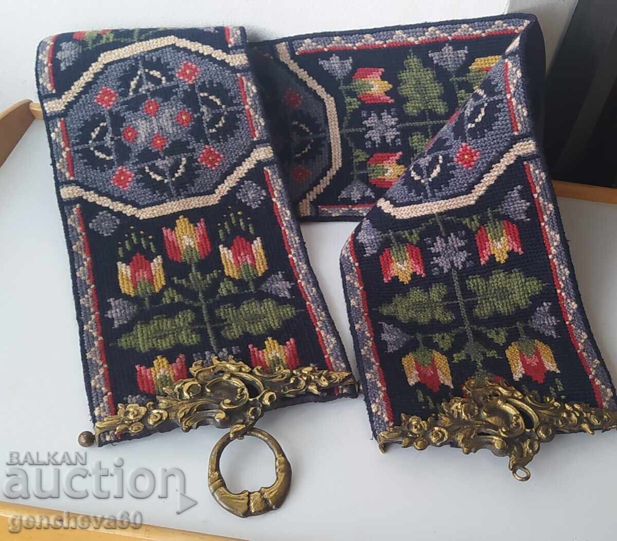 Αντίκα κεντημένο, μακρύ γοβελίνι τοίχου με ορειχάλκινα χερούλια Αντίκα κεντημένο, μακρύ γοβελίνι τοίχου με ορειχάλκινα χερούλια