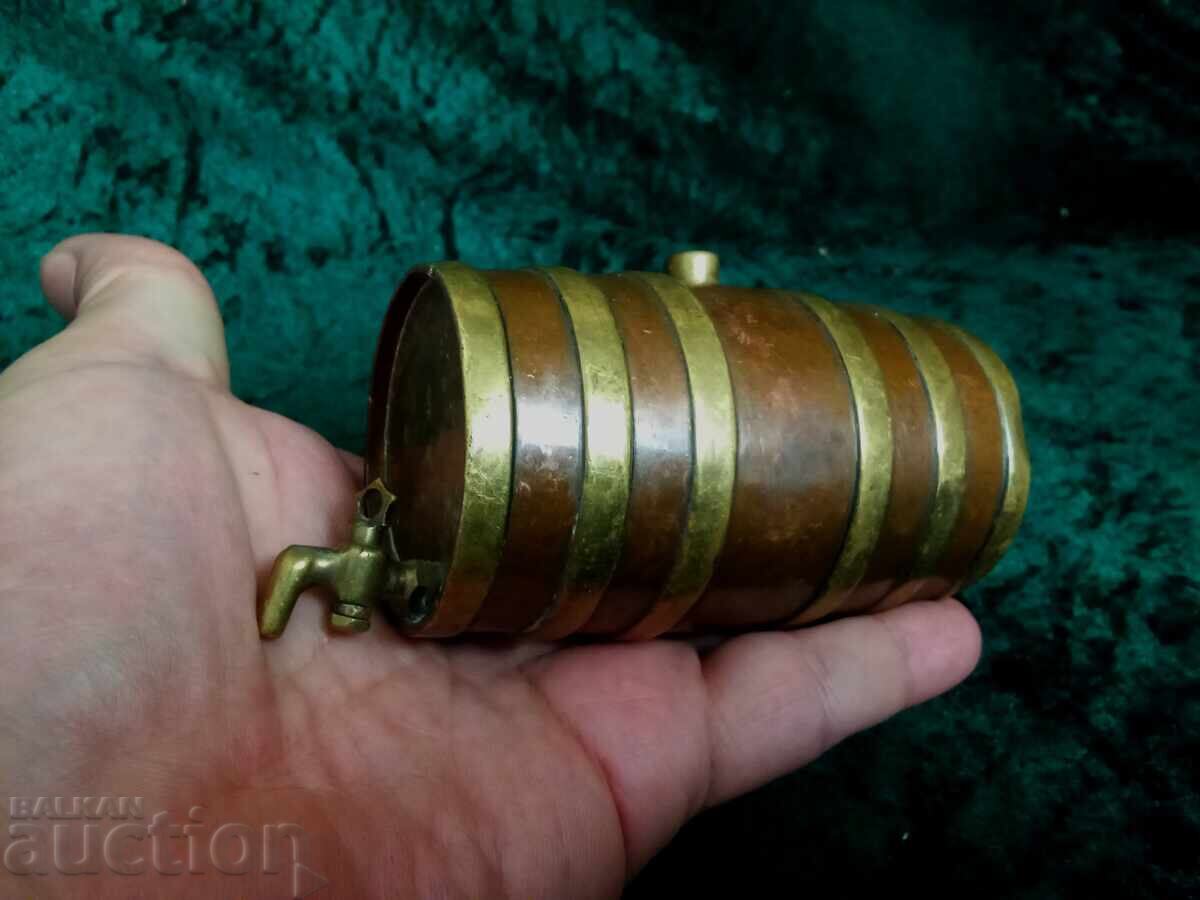 Доставка на миниатюрна медна бъчва Доставка на миниатюрна медна бъчва