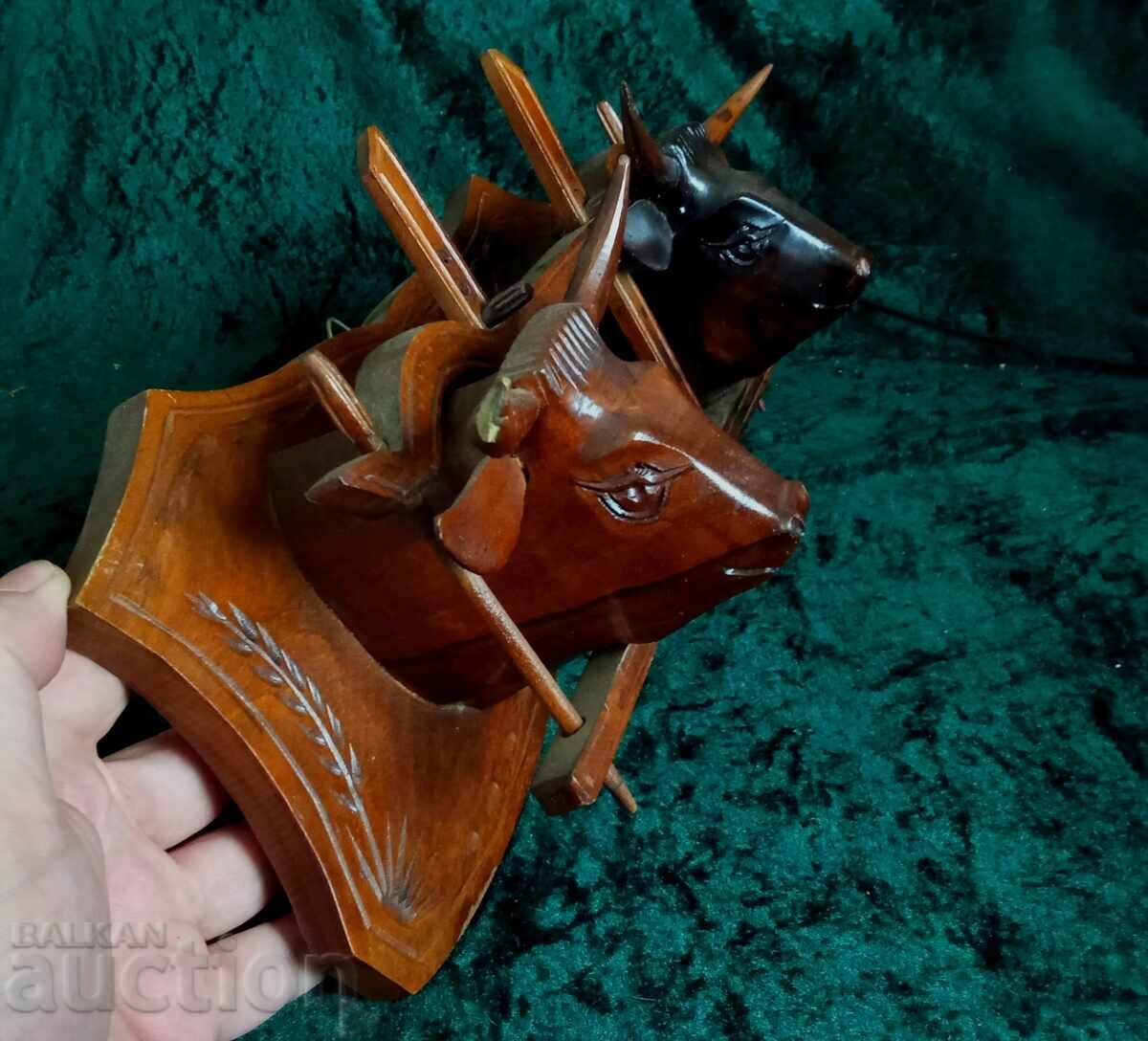 Key holder, wood carving, oxen