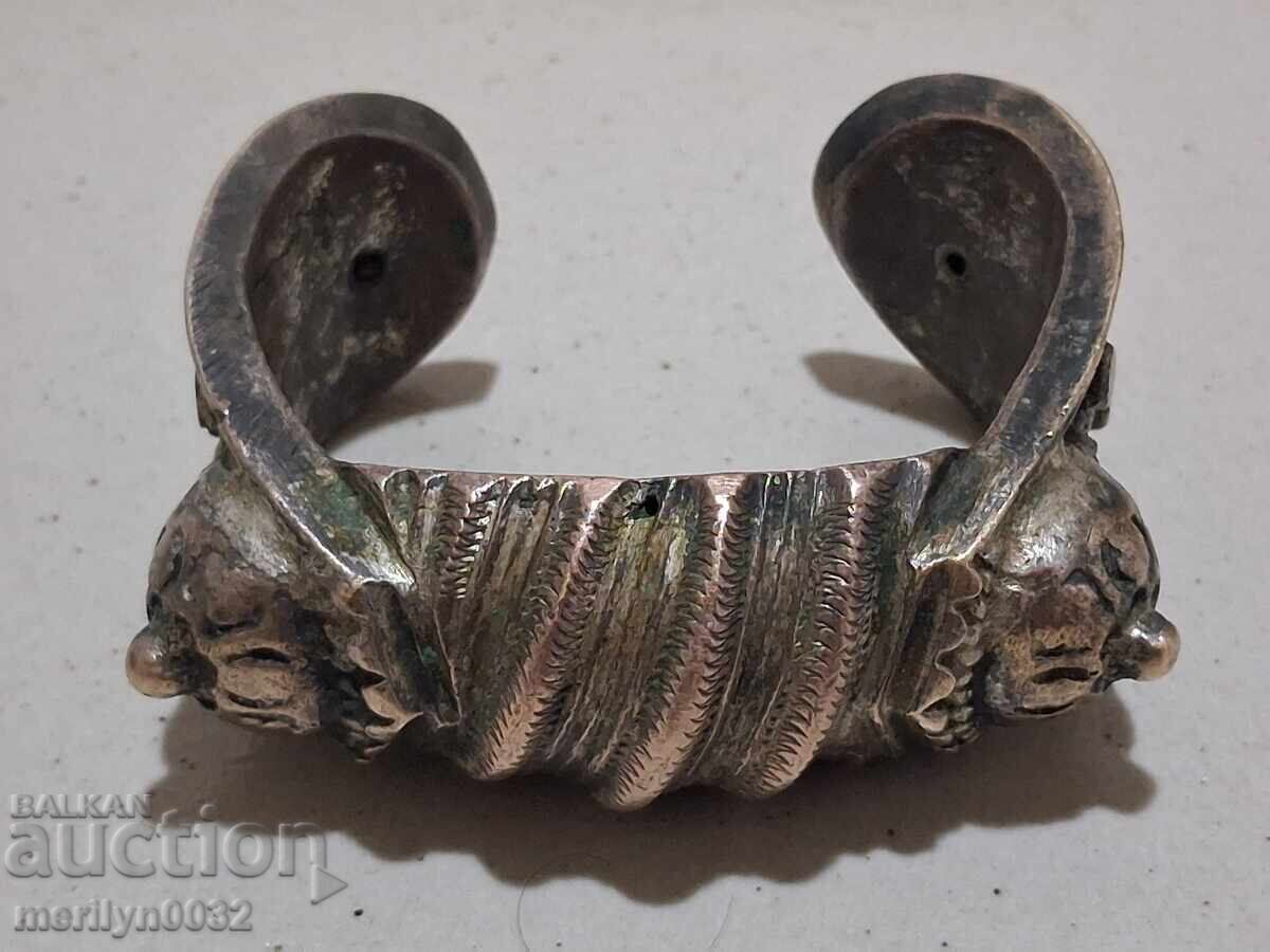 Възрожденска гривна тип рогатка от сачан, накит бижу с цена € 139.95 | 273.72 лв. Възрожденска гривна тип рогатка от сачан, накит бижу с цена € 139.95 | 273.72 лв.