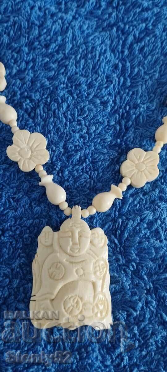 Γεραν με μενταγιόν από ελεφαντόδοντο, βάρος 26.92 γρ Γεραν με μενταγιόν από ελεφαντόδοντο, βάρος 26.92 γρ