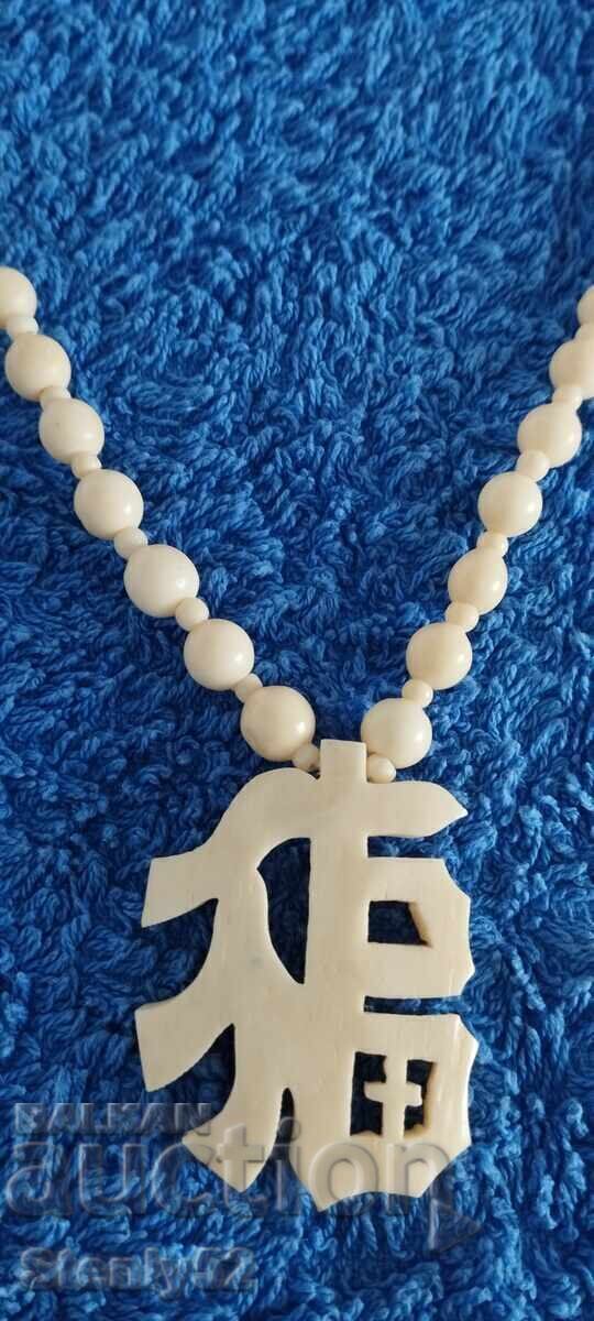 Κολιέ με μενταγιόν από ελεφαντόδοντο, βάρος 22.93 γρ Κολιέ με μενταγιόν από ελεφαντόδοντο, βάρος 22.93 γρ