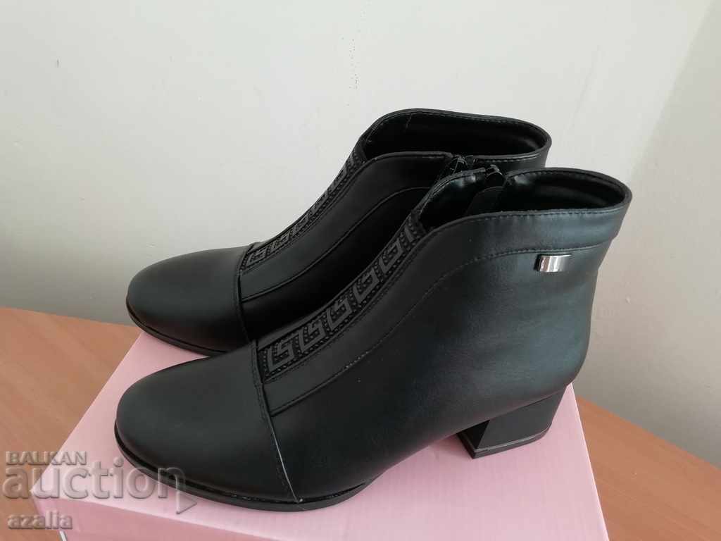 Auction  Women's boots, new, size 36