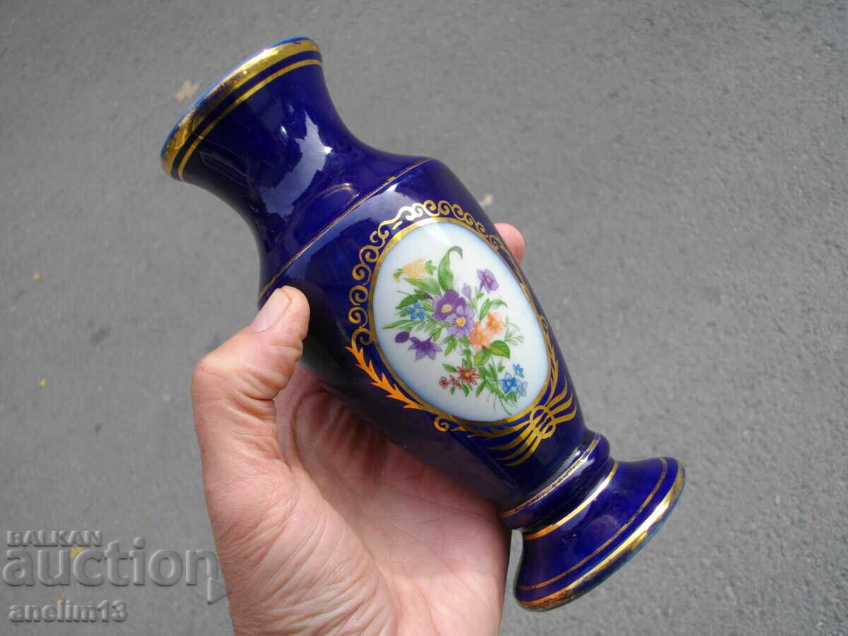 Delivery of BEAUTIFUL BULGARIAN COBALT VASE PORCELAIN SIP
